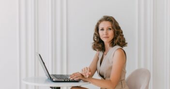 E-Mails nach Feierabend: Natali James und ihre strenge E-Mail-Politik sind Vorbild für Work-Life-Balance (Foto: AdobeStock - Artem Bruk 487539266)