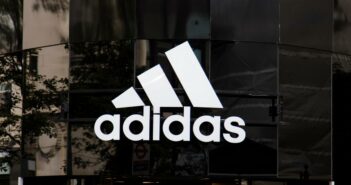 Adidas – Vom deutschen Schuhhersteller zum weltweiten Vorreiter in Sportbekleidung und Mode (Foto: AdobeStock 283043772 ink drop)