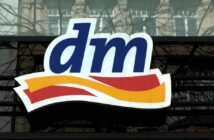 Die Filialen des dm-drogerie markts zeichnen sich durch übersichtliche Gestaltung und breite Produktvielfalt aus (Foto: AdobeStock-786701109 Martin Debus)