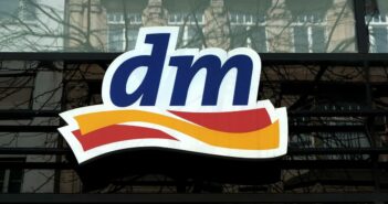 Die Filialen des dm-drogerie markts zeichnen sich durch übersichtliche Gestaltung und breite Produktvielfalt aus (Foto: AdobeStock-786701109 Martin Debus)