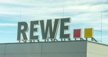 Die Rewe Group betreibt über 15.000 Märkte in Europa und setzt auf Nachhaltigkeit und Innovation (Foto: AdobeStock 592782226-Annabell Gsödl)